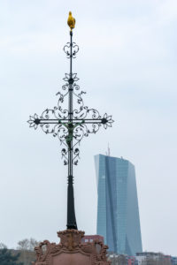 Deutschland, Hessen, Frankfurt, Kruzifix auf der Alten Brücke in Frankfurt am Main. Deutschland, Hessen, Frankfurt, Kruzifix auf der Alten Brücke in Frankfurt am Main.